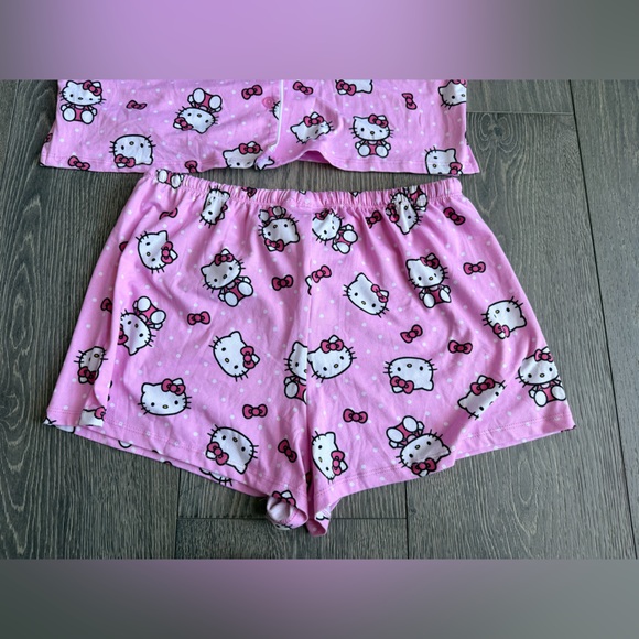 Hello Kitty Sanrio Shorts & Short Sleeve Pajama Set in Pink Size Medium - Picture 5 of 9
